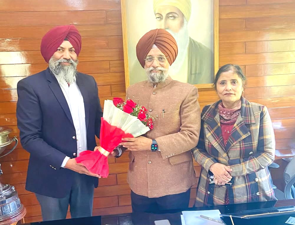 प्रिंसिपल डॉ. तरसेम सिंह भिंडर ने गुरु नानक देव यूनिवर्सिटी के वाइस चांसलर प्रोफेसर (डॉ.) करमजीत सिंह से खास मुलाकात की.